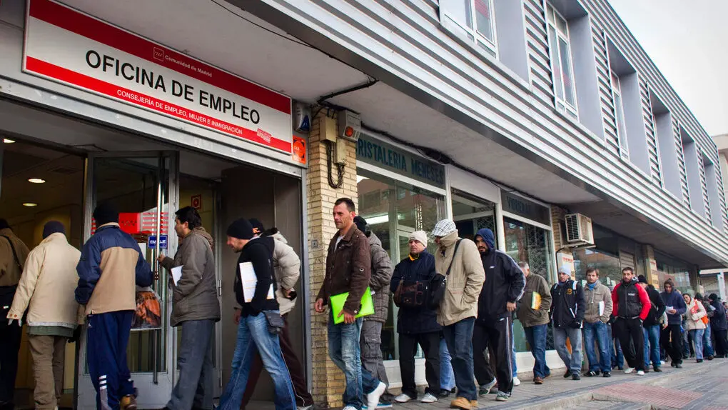 Gente-haciendo-oficina-INEM-Madrid-462563791-2323012-1020x574.jpg
