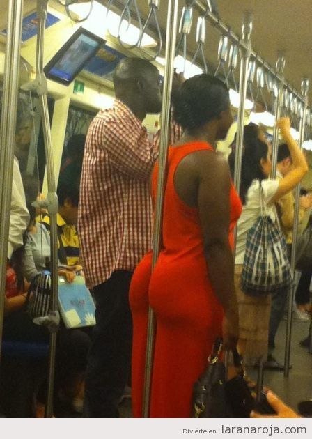 mujer-gorda-se-agarra-con-el-culo-a-la-barra-del-metro.jpg