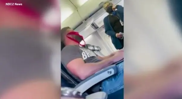 Hombre-enmascarado-con-un-tanga.jpg