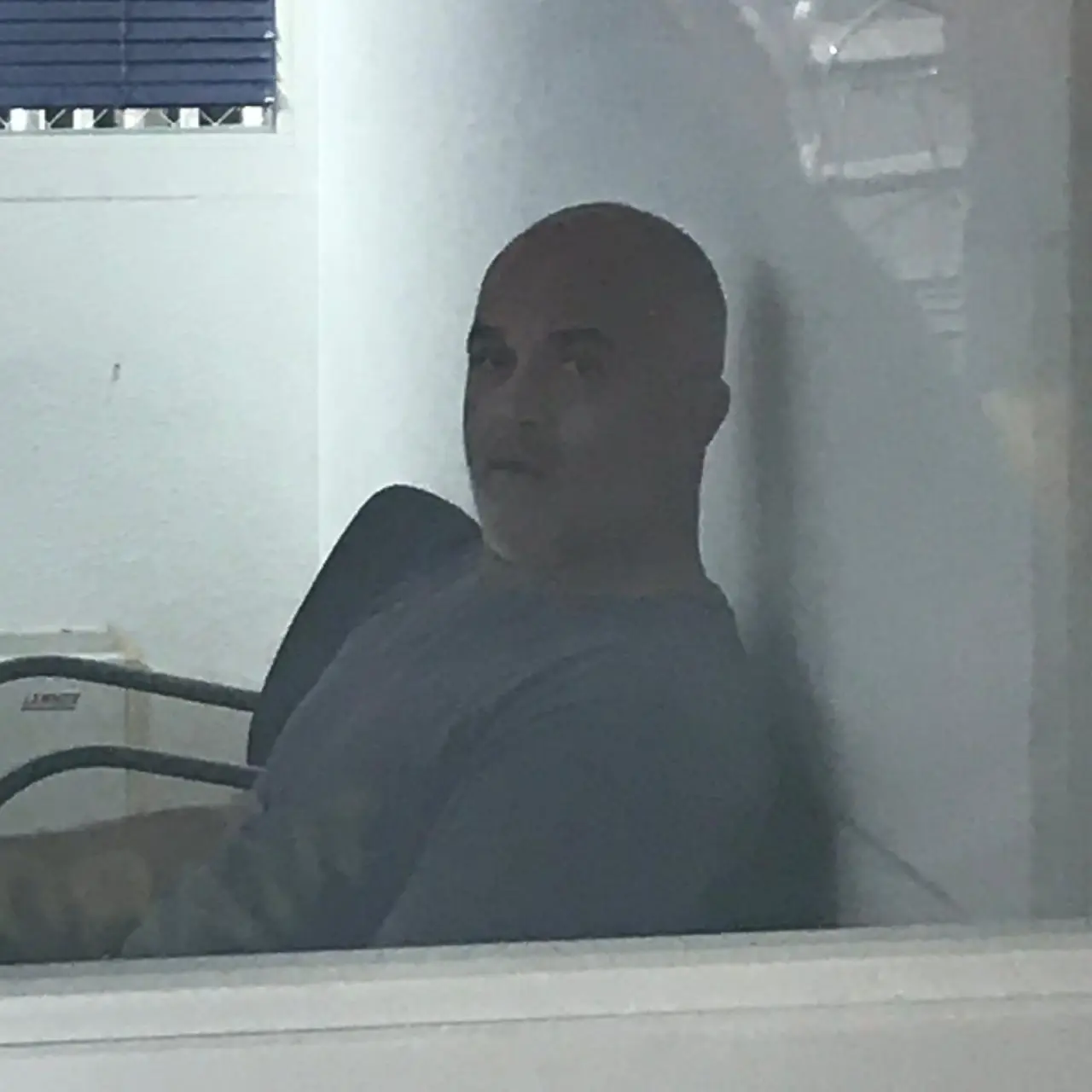 eLX00VU.jpg
