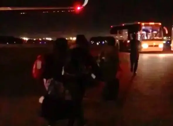 Ninos-dirigiendose-a-uno-de-los-autobuses.jpg