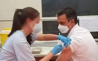 Pedro-Sanchez-vacunandose.jpg