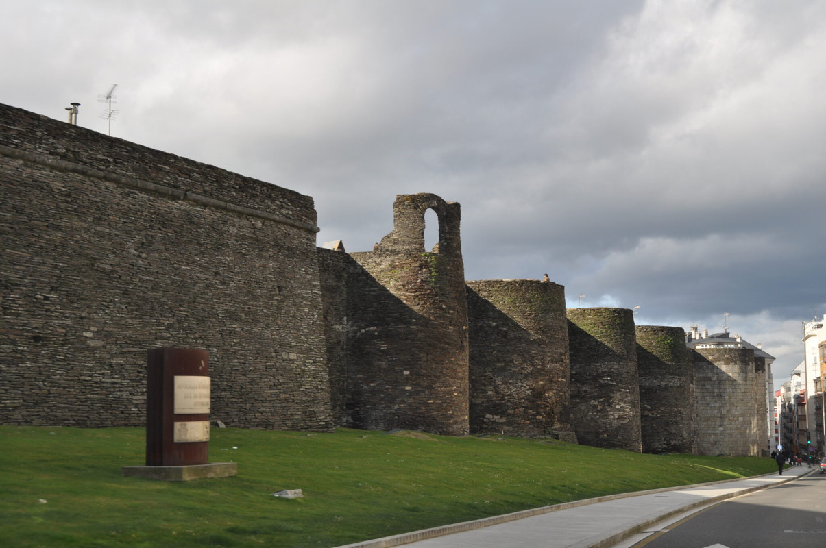 Muralla-de-Lugo-2048x1360.jpg