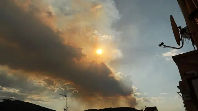 Humo de un incendio en el cielo