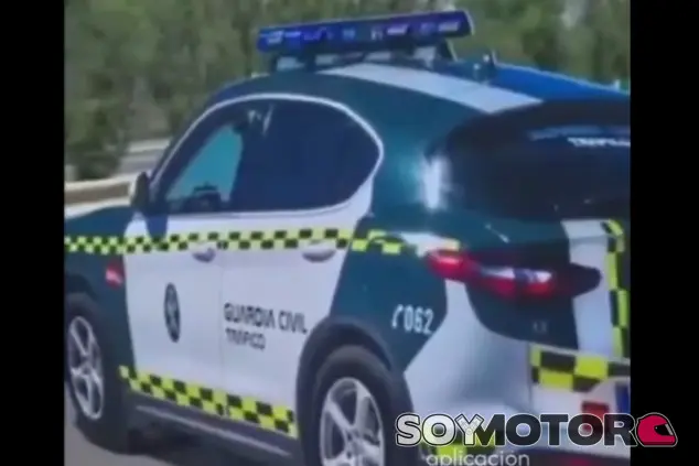 guardia-civil-coches-de-carton.jpg