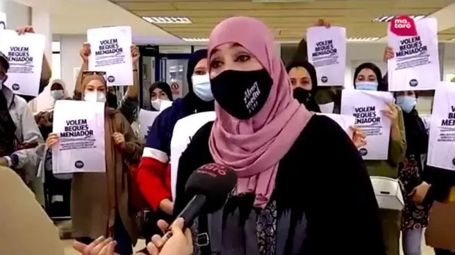 musulmana-qujandose-de-caritas-655x368.jpg